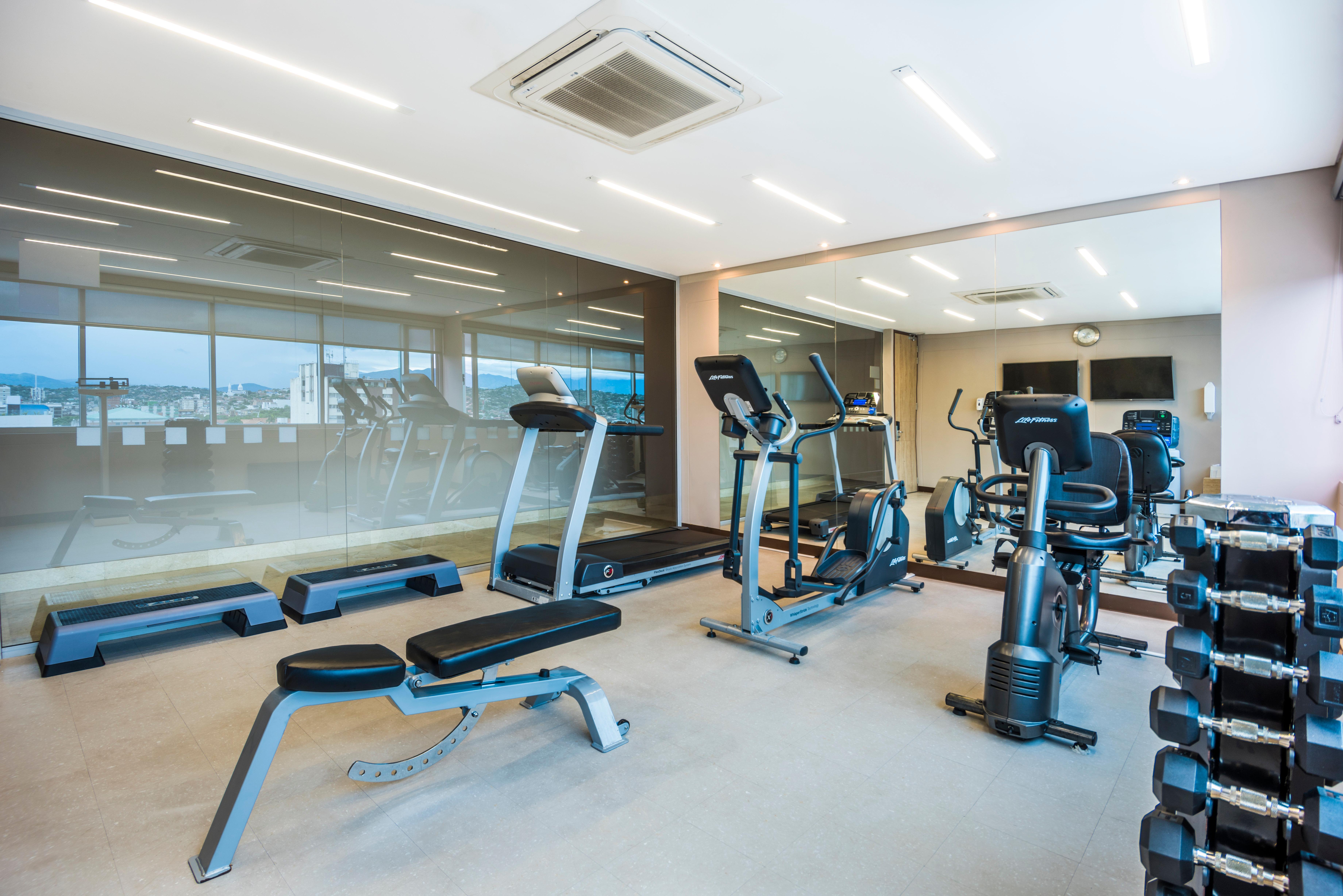 库库塔假日酒店 Cúcuta 外观 照片 A gym in a hotel