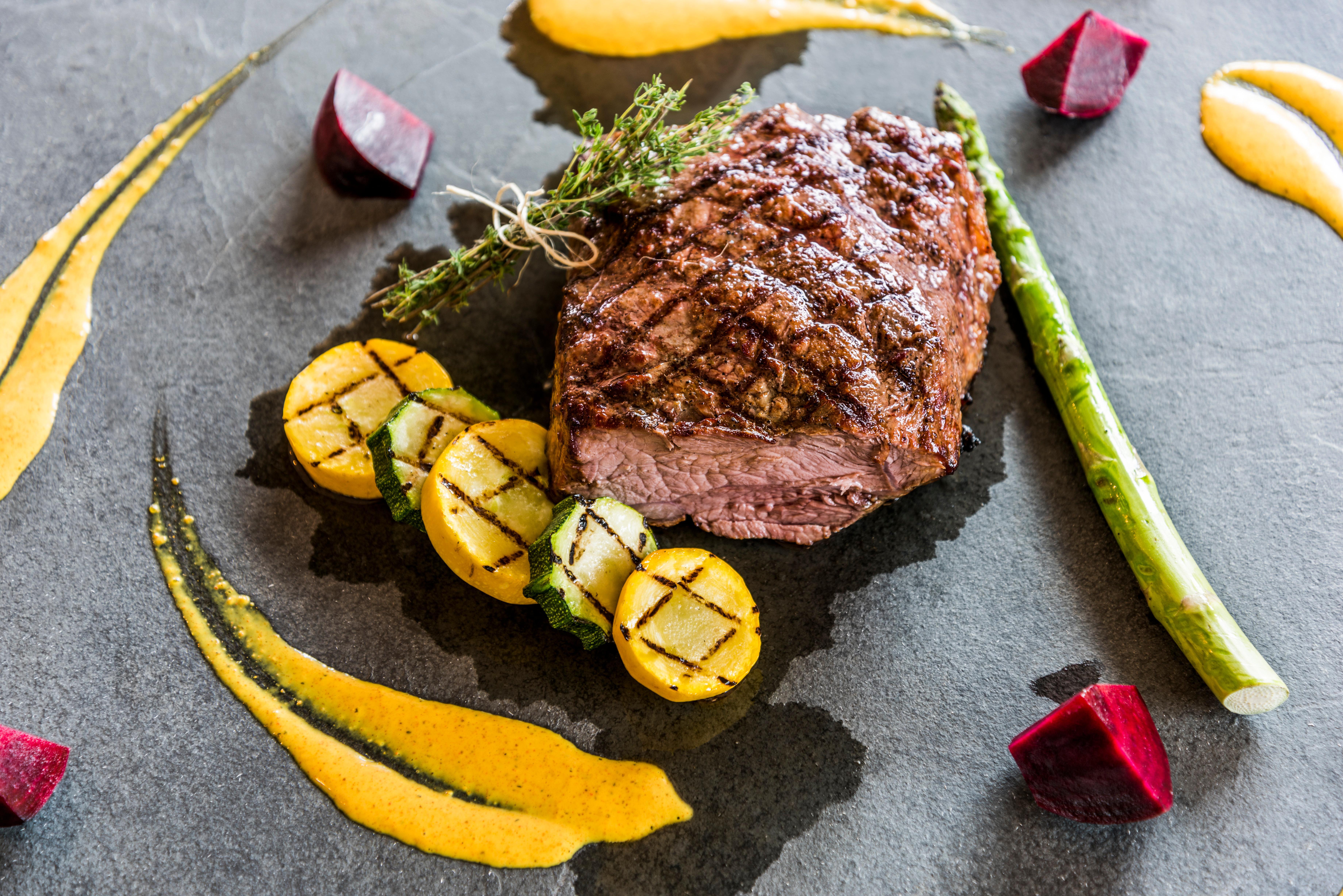 库库塔假日酒店 Cúcuta 外观 照片 A steak prepared with vegetables