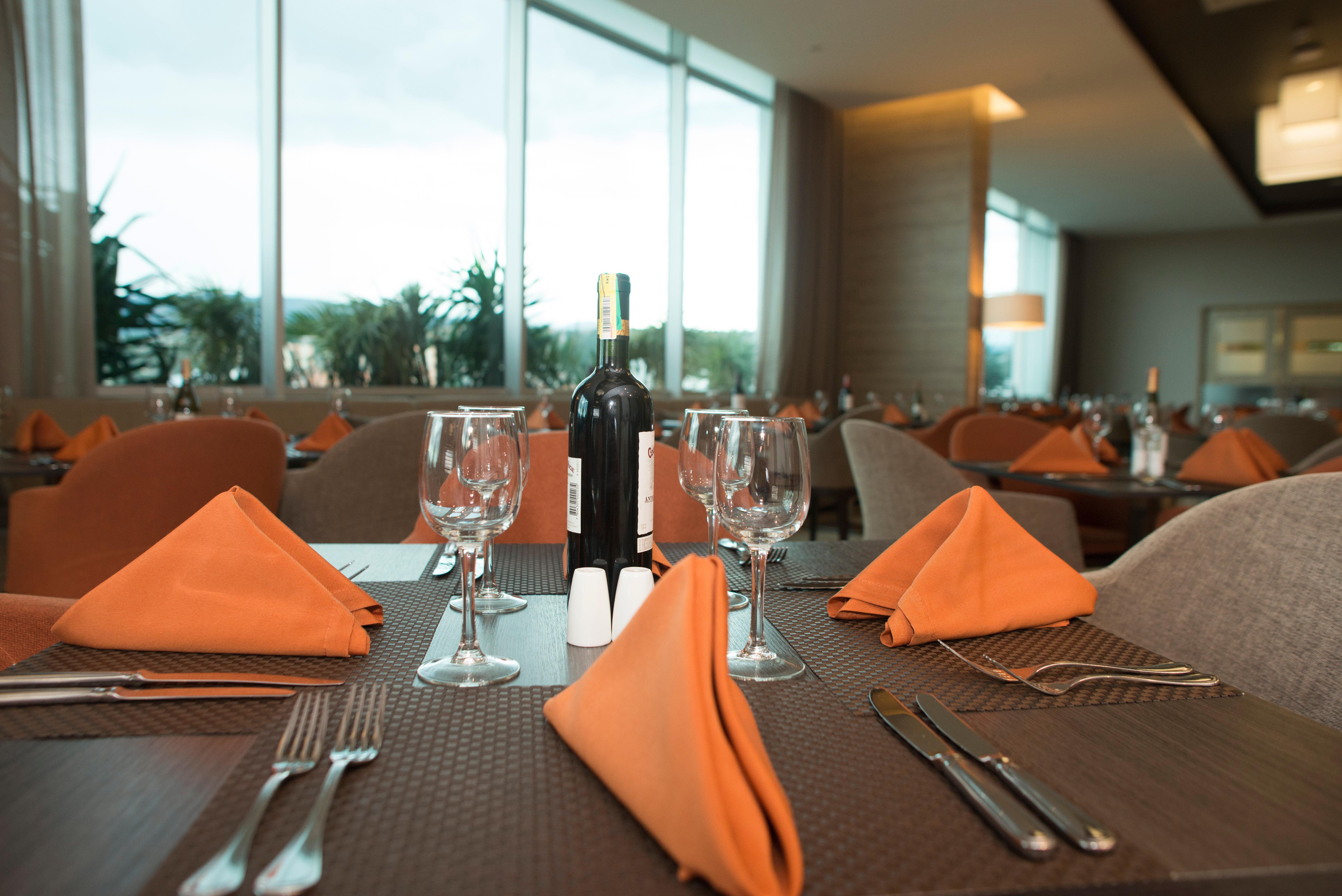 库库塔假日酒店 Cúcuta 外观 照片 A table set for fine dining