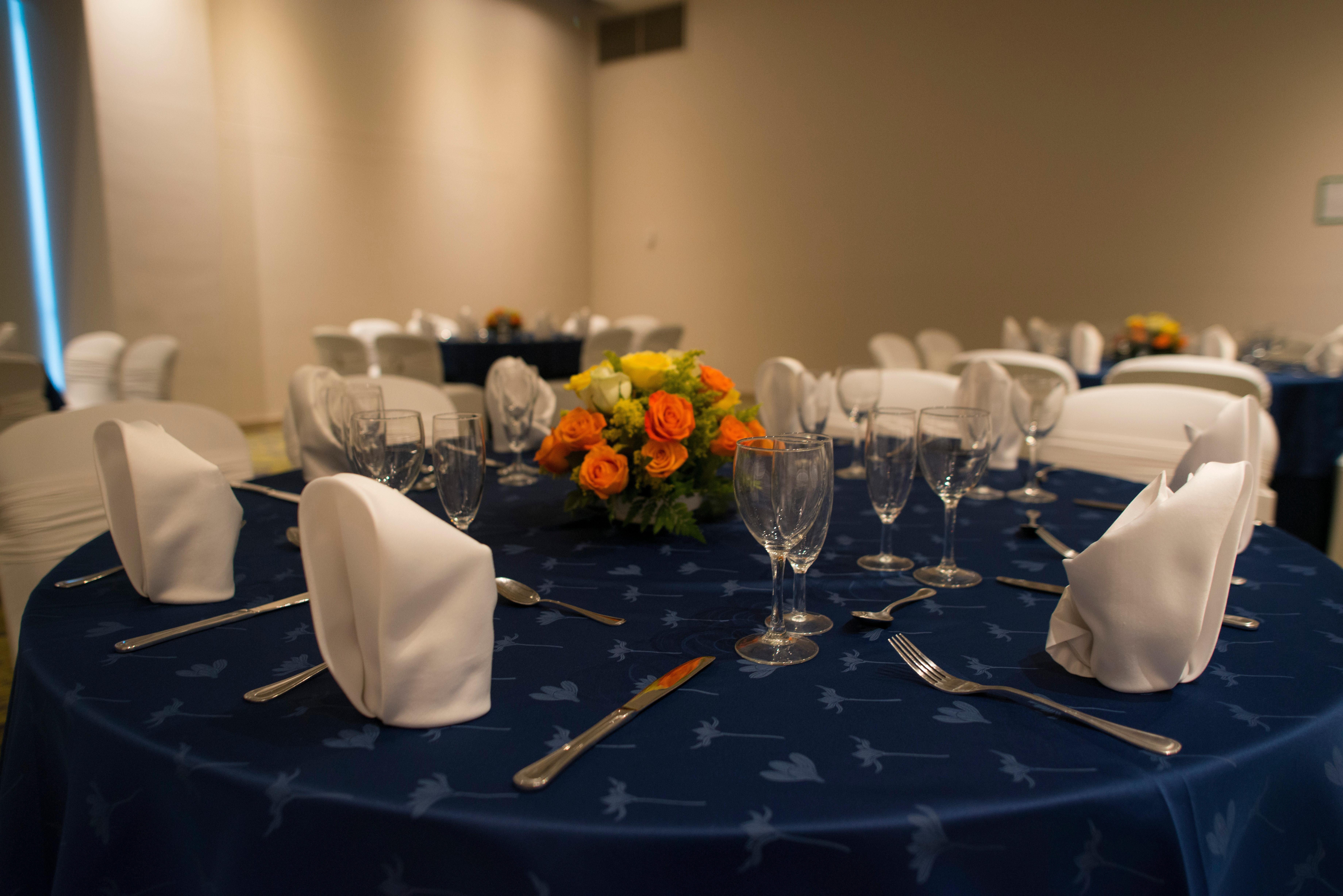 库库塔假日酒店 Cúcuta 外观 照片 A table set for a formal dinner